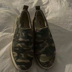 Toms camo slip ons